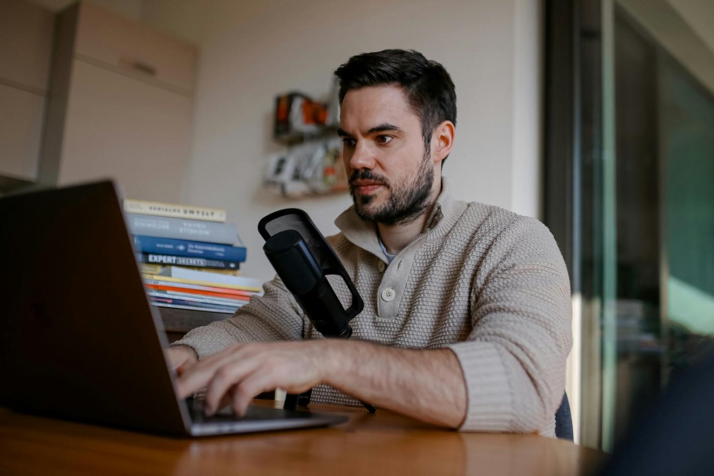 Tableau de budget avec calculatrice et documents financiers organisés sur un bureau